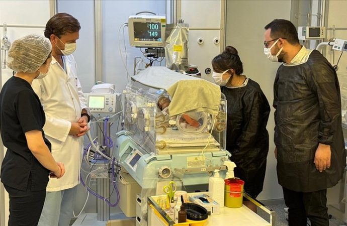 ‘Erken bebek’ mucizesi: Karın duvarı bile kapanmamıştı