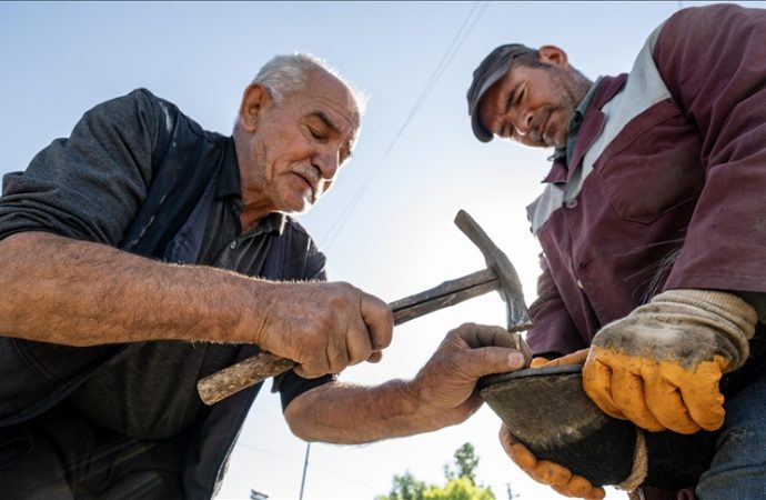 Gezici nalbantlar: Üç kuşak Ak’lar köy köy gezip atları hasada hazırlıyor