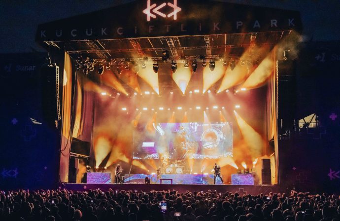 “Sepultura” ve “Epica” İstanbul’u salladı