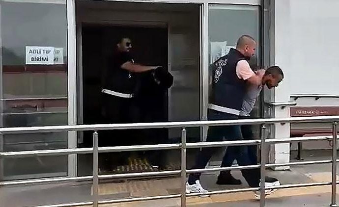 Sevgilisinin ailesini vurmaya gidiyordu, yakalandı
