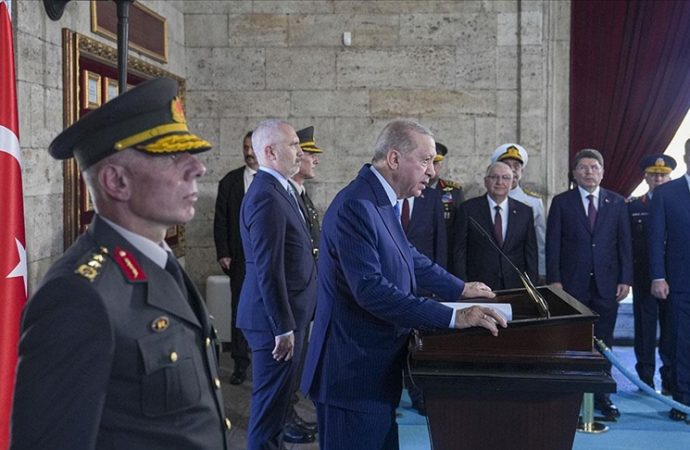 Erdoğan YAŞ öncesinde Anıtkabir’de: Tarihi adımlar atıyoruz