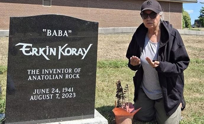Seyyal Taner Toronto’da: Erkin Koray’ın mezarını ziyaret etti