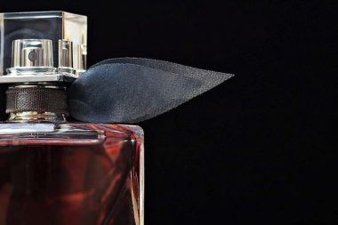 Bu parfümü sıkanı markete almadılar, kriz çıktı