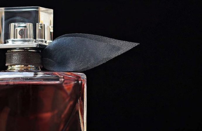 Bu parfümü sıkanı markete almadılar, kriz çıktı