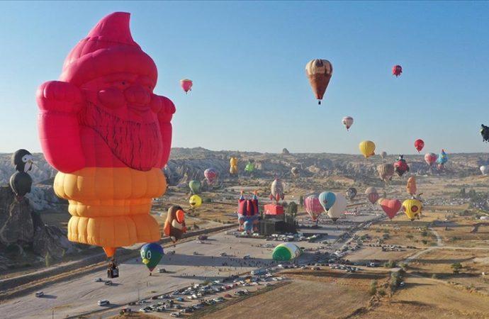Kapadokya’da figürlü balonlar gösteri uçuşu yaptı