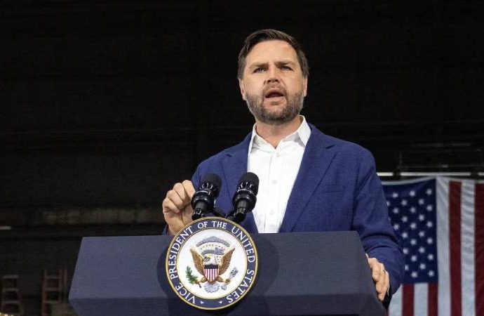JD Vance ailesiyle tekne gezisi için nehrin su seviyesini yükselttirdi!