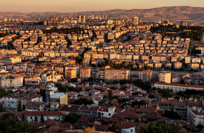 Kira artışını eleştiren vekil kiracılarını kovup iki kat zam yaptı