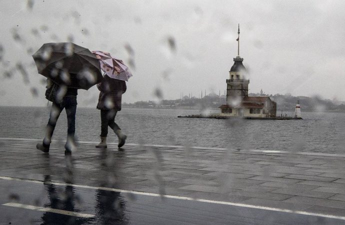 İstanbul’da yağış etkili oldu: 58 ağaç devrildi, altı araç hasar gördü