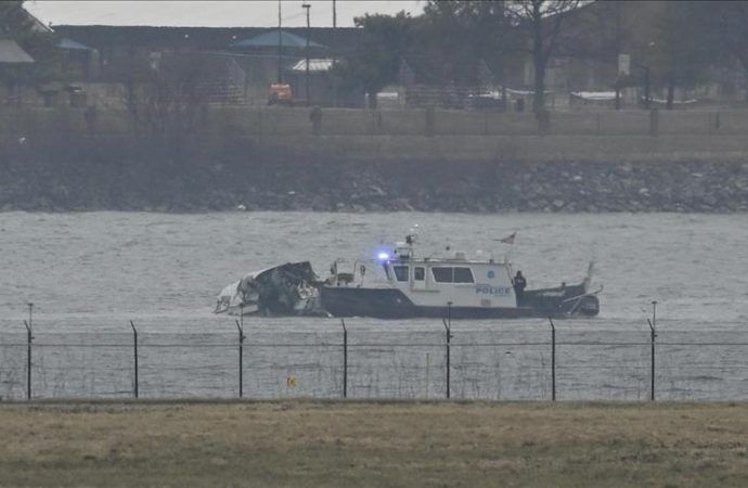 ABD’de helikopter nehirde mavnanın üstüne düştü: İki kişi öldü