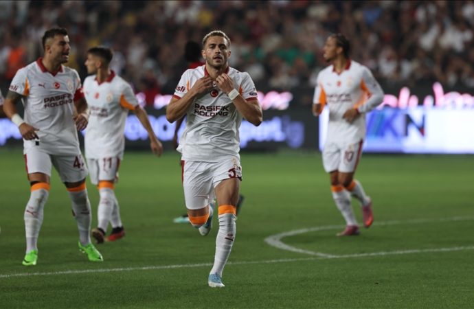 Özlediğimiz futbol, bildiğimiz hakem kavgalarıyla yeni sezonu açtı