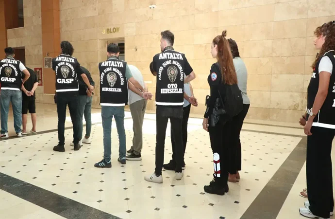 Antalya’da akılalmaz olay: 13 saat boyunca alıkoyup milyonlarca lirayı gasbettiler!