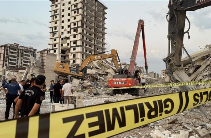 Yıkmaya çalıştığı bina iş makinesinin üstüne devrildi