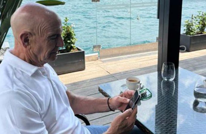 ABD’nin Ankara Büyükelçisi ve Suriye Özel Temsilcisi Barrack, Türk kahvesi ve tespihiyle Boğaz’da poz verdi