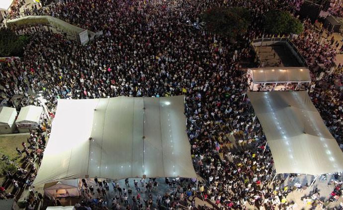 Tel Aviv’de on binlerce kişi Gazze’nin işgal kararını protesto etti