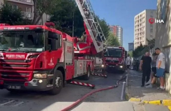 Bağcılar’da 15 katlı binada yangın: Mahsur kalanlar tahliye edildi