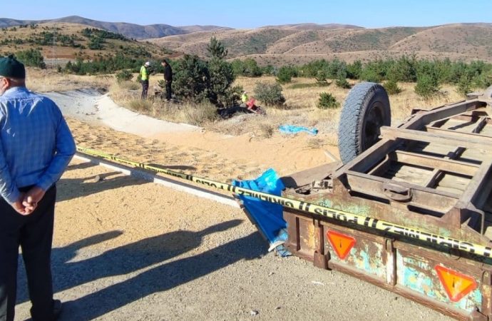 Buğday yüklü traktör devrildi: Ağabey ve kardeşi öldü