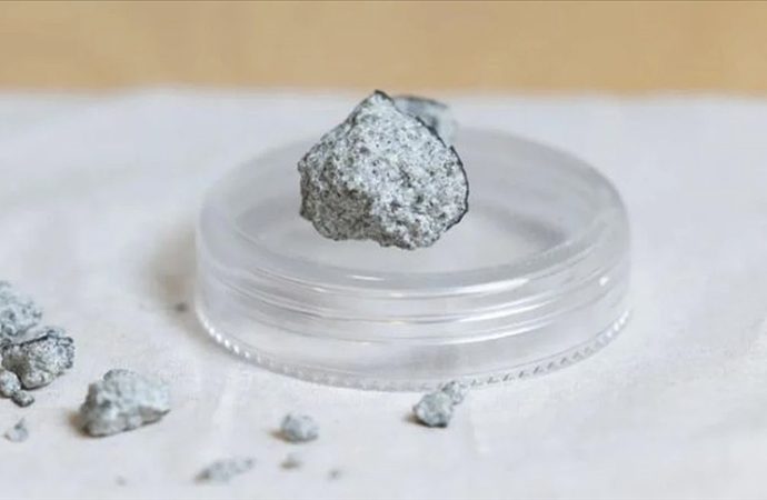 Eve dünyadan daha yaşlı göktaşı düştü