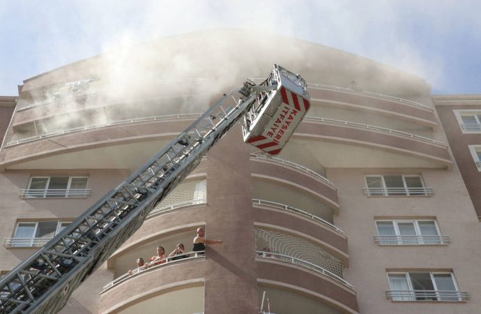 14 katlı apartmanda yangın: Sekiz kişi hastaneye kaldırıldı