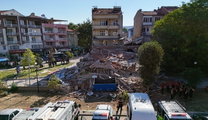 Depremde yıkılan binanın sahibi ve müteahhidi gözaltında