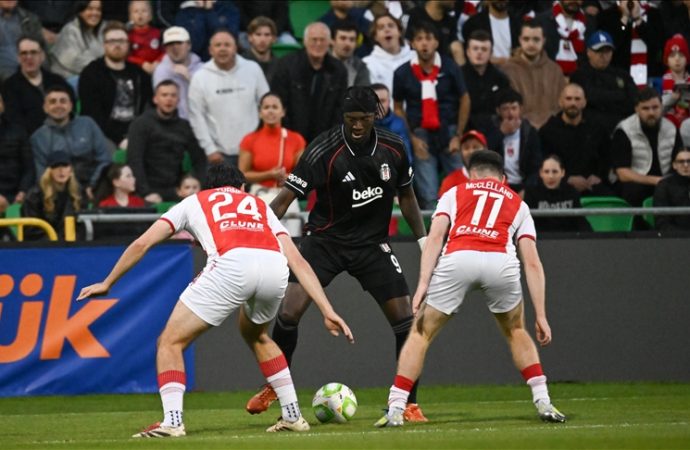 Beşiktaş St. Patrick’s karşısında rahat