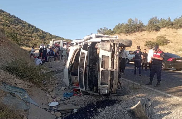 Tarım işçisi minibüsü devrildi: 23 kişi yaralandı