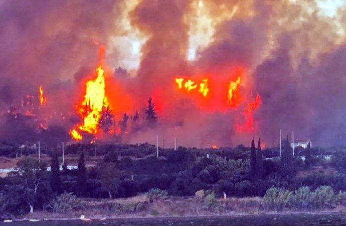 Sakız Adası alev alev! Yüzlerce kişi plajlarda mahsur kaldı