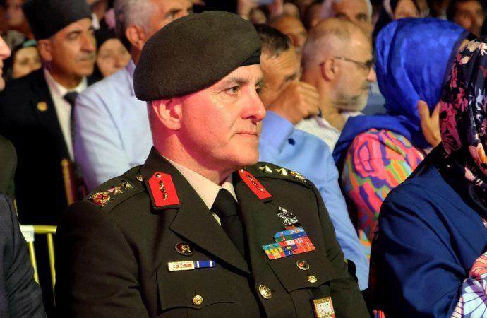Terfi alamayan general sosyal medyadan türkülü gönderme yaptı