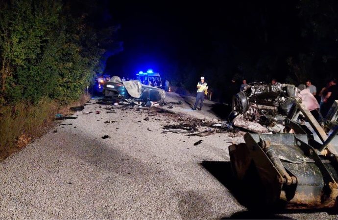 İki otomobil çarpıştı, altı kişi hayatını kaybetti