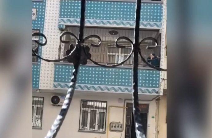 Balkonda kadına şiddet!