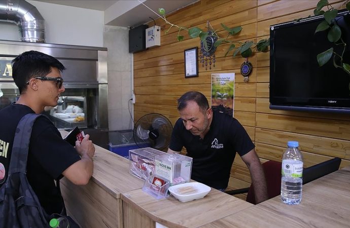 Her 50 porsiyon yemek satışında bir fidan dikiyor