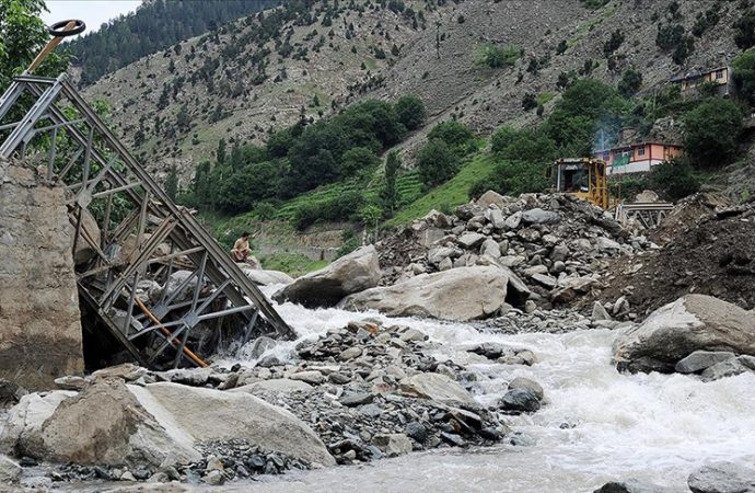 Pakistan’da sellerde ölü sayısı 351’e çıktı