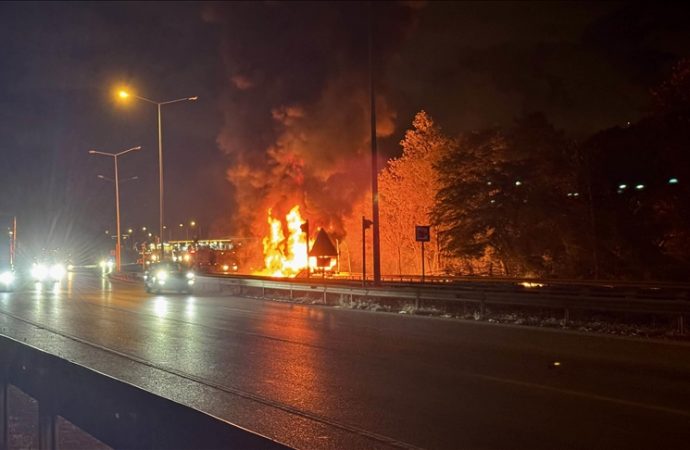 Kimyasal ve boya yüklü TIR yanarak yol aldı