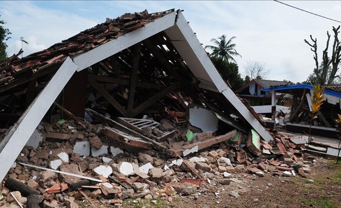 Endonezya’da 5.8’lik deprem: Yaralılar var