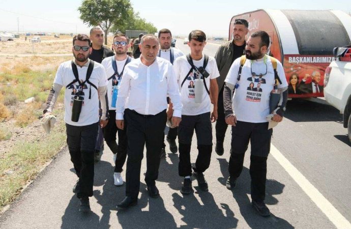 40 derece sıcakta ‘Zeydan Başkana Özgürlük’ yürüyüşü