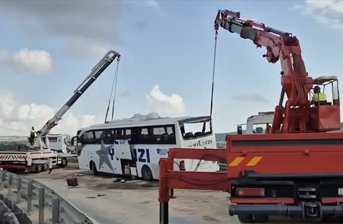 Yolcu otobüsü bariyerlere çarptı: Üç kişi öldü, 20 yaralı var