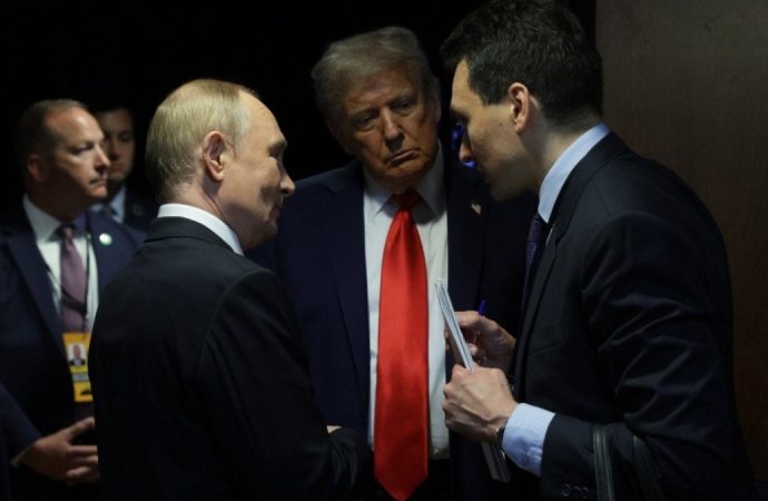 Trump’ın mikrofonu açık unutuldu, gaf oldu