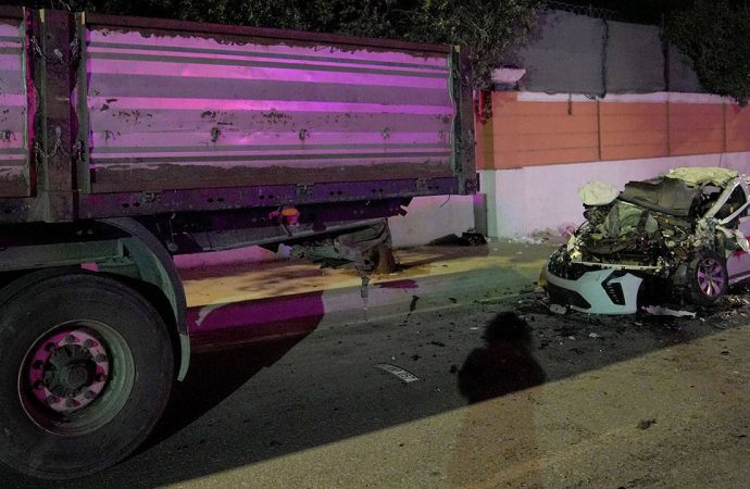 Otomobil duran TIR’a çarptı: Bir ölü, üçü ağır dört yaralı