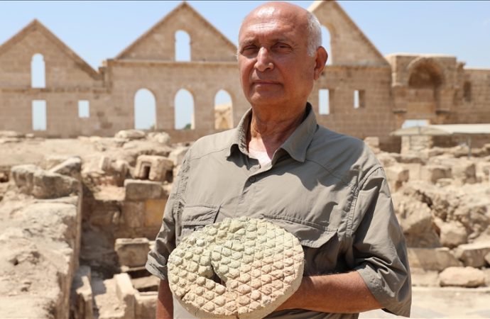 Harran kazısı: 800 yıllık baklava desenli ekmek kalıbı çıktı