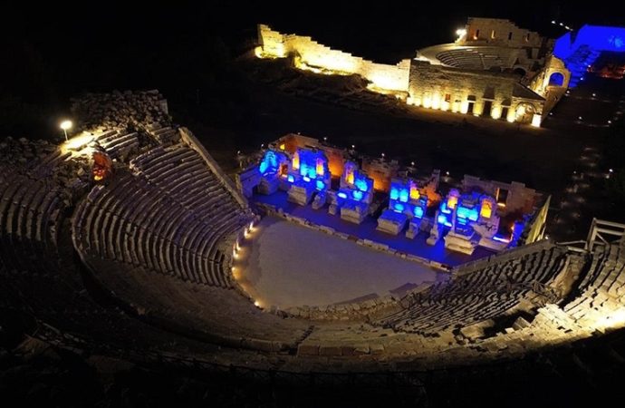 Patara ziyaretçilerini mehtapta karşılıyor