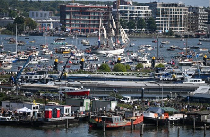 Amsterdam’da 10 bin gemiyle kutlama