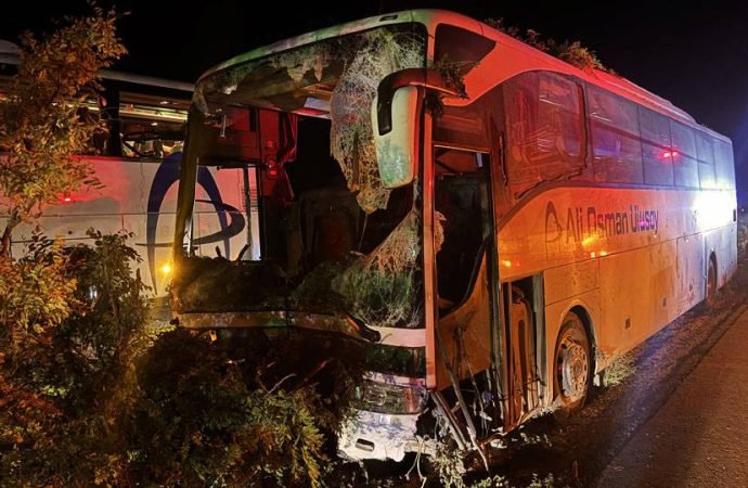 Yolcu otobüsü orta refüjde ağaçlara çarptı: Bir kişi öldü, 13 yaralı var