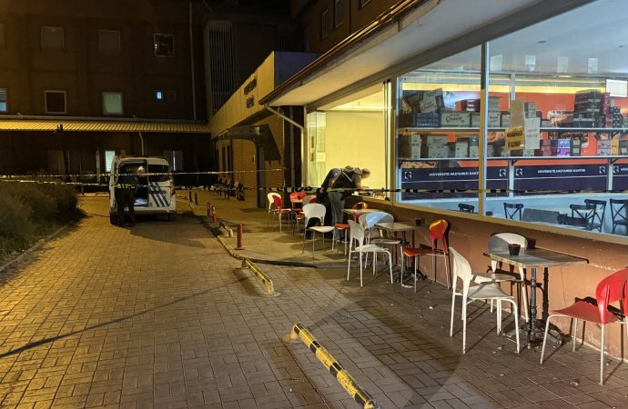 Hastanede tedavi gören eşini vurdu