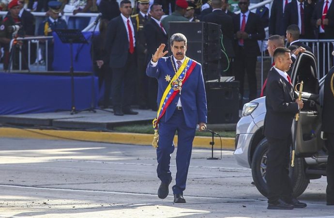 Venezuela: ABD üç savaş gemisi gönderiyor,  Devlet Başkanı Maduro ulusal seferberlik çağrısı yapacak