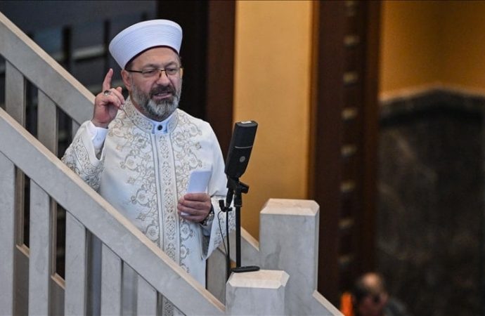 Diyanet’in tatil hutbesi tartışılırken Başkan Erbaş tatildeymiş