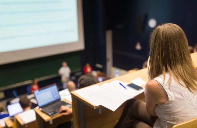 Ekonomik kriz üniversite tercihlerini etkiledi: Vakıf üniversiteleri boş kaldı