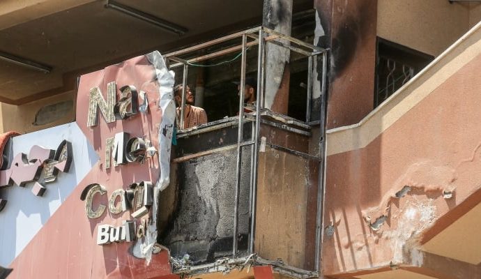 İsrail hastane bombalayıp 20 kişi öldürdü, Netanyahu “Trajik kaza” dedi