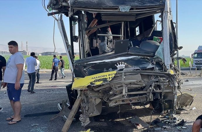 Halk otobüsüyle tır çarpıştı: Bir kişi öldü, dokuz yaralı var