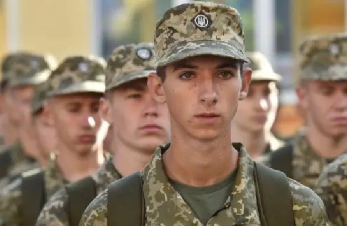 Ukrayna yasağı kaldırdı: 18-22 yaşında erkekler yurt dışına çıkabilecek