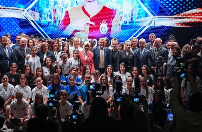Kadın futbolcuların “II. Kristal Ayaklar Ödül Töreni”