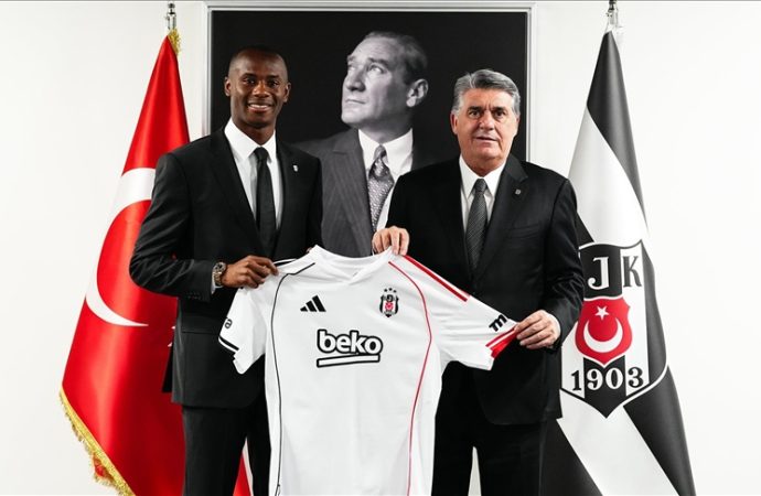 Beşiktaş, yeni stoperi Tiago Djalo’ya 3 yıllık sözleşmeyi imzalattı